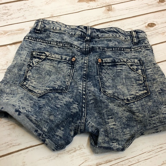 MOSSIMO AZTEC PRINT SHORTS! - Picture 3 of 5